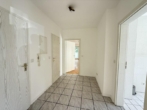 Flur - Helle 2-Zimmer-Wohnung mit Wintergartenbalkon und Außenstellplatz in Rückersdorf