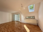 Wohnzimmer Ansicht 2 - Helle 2-Zimmer-Wohnung mit Wintergartenbalkon und Außenstellplatz in Rückersdorf