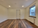 Zimmer 2 (OG) - Werkstatt mit Haus! Top-saniert mit viel Platz und mehr – mitten in Hartmannshof