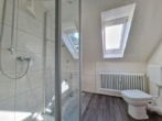 Bad - Einziehen & Wohlfühlen: Gemütliches 3-Zimmer-Dachgeschossjuwel mit EBK u.v.m. in Lauf-Kotzenhof