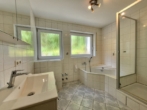 Bad - Großzügig Wohnen mit Ausblick: 2,5-Zimmer-Wohnung mit XXL-Balkonterrasse in Gräfenberg