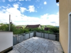Terrassenbalkon Ansicht 2 - Großzügig Wohnen mit Ausblick: 2,5-Zimmer-Wohnung mit XXL-Balkonterrasse in Gräfenberg