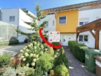 Zur virtuellen 360°-Tour der Immobilie - Baujahr 2000 trifft rund 160 m² Wohnfläche – Reiheneckhaus mit Carport in Rückersdorf-Strengenberg