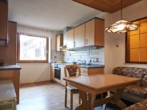Wohnküche - Charmanter, teilsanierter Bungalow in Neunkirchen mit Garage – ideal für Singles, Paare & Kleinfamilien