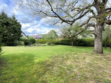 Gartentraum auf über 1.000 m²! Einfamilienhaus mit Doppelgarage im beliebten Ortsteil Lauf-Schönberg, 91207 Lauf-Schönberg, Einfamilienhaus