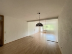 Wohn- und Esszimmer - Blick ins Grüne: 4-Zimmer-ETW mit Balkon, 2 Bädern und TG-Stellplatz in Nürnberg (3. OG mit Lift)