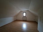 Dachgeschoss - Platz für alle! Gepflegte Doppelhaushälfte mit Carport u.v.m. in zentraler Lage von Uttenreuth