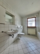 Bad Ansicht 2 - Ihr neues Zuhause in Fischbach: Sonnige 2-Zimmer-Eigentumswohnung mit großzügigem Balkon!
