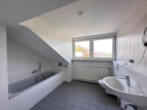 Bad Ansicht 1 - 5. Stock, kein Lift, aber ganz viel Lifestyle: 3 ½ Zimmer-Wohntraum im Nürnberger Nibelungenviertel