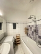 Bad mit Badewanne - Schönes Wohnen für Altbauliebhaber! 3-Zimmer-Wohnung mit Terrasse mitten im Zentrum von Fürth